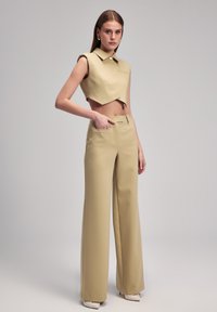 adL ANTONIA - Kalhoty - light olive