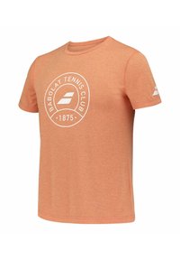 T-shirt arancione a maniche corte realizzato in tessuto testurizzato, caratterizzato da un logo circolare bianco "Babolat Tennis Club" e un piccolo dettaglio bianco sulla manica.