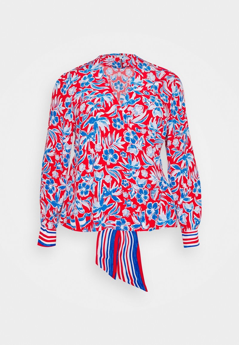 Blusa avvolgente a fiori rossi con maniche lunghe. Presenta motivi floreali blu e bianchi, un dettaglio con fiocco in vita e polsini a righe.
