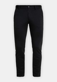 Zwarte broek van gladde stof. Voorzien van een knoopsluiting, zijzakken en een getailleerde pasvorm. Geen zichtbare patronen of accenten.