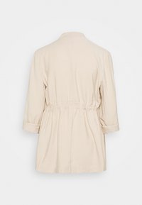 Beige Baumwolljacke mit lockerer Passform, geknüpftem Taillengürtel, langen Ärmeln mit aufgeschlagenen Bündchen und einem schlichten Kragen.