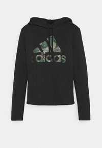 Sudadera negra con capucha y mangas largas, que presenta un gran logo de Adidas en camuflaje verde en el frente. Textura suave, diseño recortado.