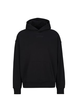 Schwarzer Hoodie mit Kängurutasche vorne und dezent geprägtem Text über der Brust, dargestellt auf weißem Hintergrund.