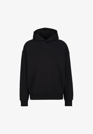 Schwarzer Hoodie mit Kängurutasche vorne und dezent geprägtem Text über der Brust, dargestellt auf weißem Hintergrund.