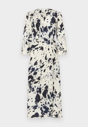 Haljina na preklop s cvjetnim printom u krem boji s tamnoplavim mrljama, dugih rukava, dubokog V-izreza i pojasom u struku, izrađena od mekane tkanine.