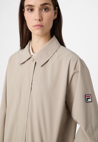 Fila APPAREL COMO WATER REPELLENT CAR  - Mantel - weathered teak