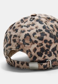 Kšiltovka s leopardím vzorom, s látkovým povrchom, béžovo-čierny vzor, s nastaviteľným popruhom a kovovým hardvérom vzadu.
