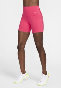Różowe, wysoki stan, sportowe szorty wykonane z gładkiego, elastycznego materiału, z bocznymi kieszeniami i małym, białym logo Nike na pasku.