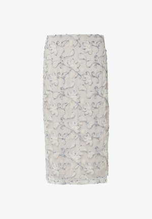 Bílá tužková sukně ke kolenům s modrým a bílým květinovým vyšíváním a jemnými točícími se vzory vinné révy.