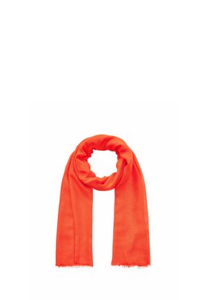 Hellorangener rechteckiger Schal mit weicher Textur, locker mit Fransen auf weißem Hintergrund geschlungen.