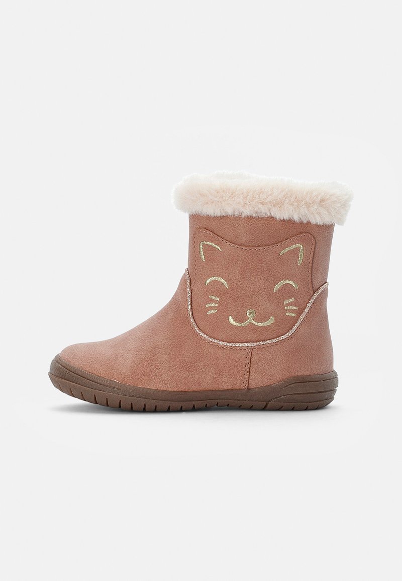 Rosa faux semsk støvlett med en myk beige faux pelskant og katteansikt-design i gullbroderi. Flatt, teksturert gummisåle.