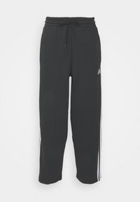 Svarta sweatpants med dragsko i midjan, med vita sidestreck och en broderad logotyp på vänster lår. Material av bomull/polyester.