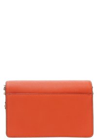 Oranžová kožená kabelka s hladkým povrchem, má plochý tvar, překlapávací zapínání a malou zadní kapsičku. Zlaté kovové detaily.