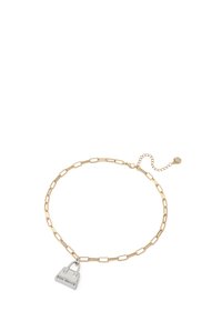 Collier chaîne en or avec des maillons rectangulaires et un petit charm sac à main en argent gravé "Steve Madden", équipé d'un fermoir réglable.