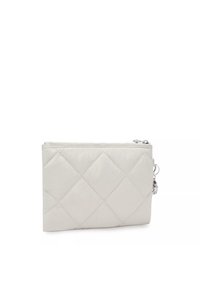 Neceser acolchado de color gris claro, hecho de tela suave, con un zipper plateado y llavero; forma rectangular con un patrón de diamantes texturizado.