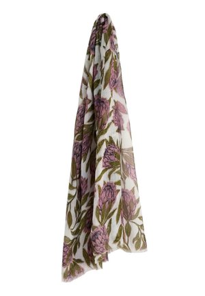 Tessuto bianco con motivo floreale rosa e verde, appeso liberamente su uno sfondo bianco neutro.