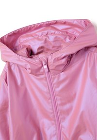 Helles, pinkes, glänzendes Kapuzenshirt mit durchgehendem Reißverschluss, das eine glatte, wasserdichte Oberfläche und Raffung um die Kapuze aufweist.