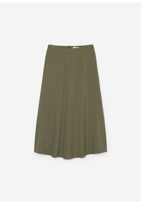 Jupe midi vert olive avec une texture lisse, une forme évasée et un zip arrière pour la fermeture. Pas de motifs ni d'accents visibles.