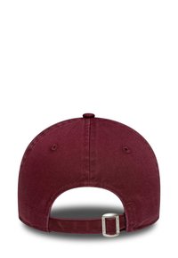Bordeaux-roter Baseballcap mit runder Krone, strukturierter Stoff und einem verstellbaren Metallriemen auf der Rückseite. Keine sichtbaren Marken oder Logos.