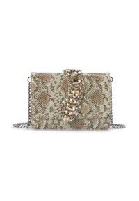 Bolso de mano con patrón de piel de serpiente en beige y gris con un cierre joya. Presenta una cadena plateada y una superficie texturizada.