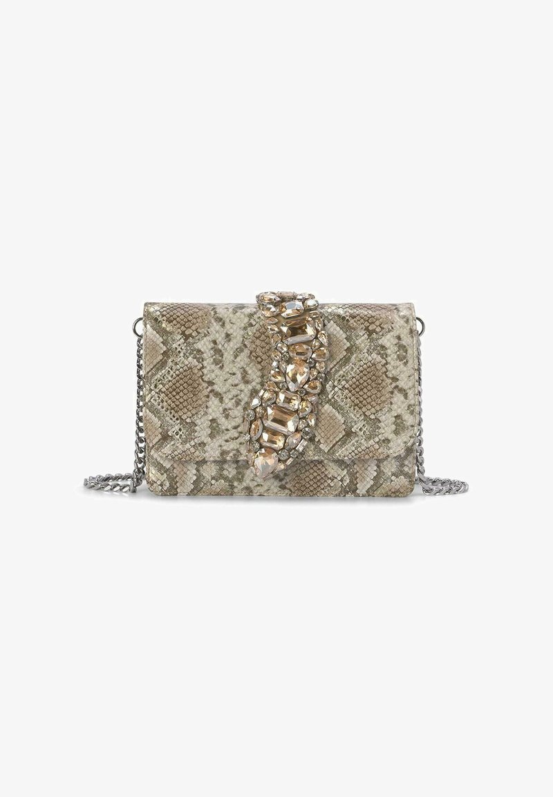 Bolso de mano con patrón de piel de serpiente en beige y gris con un cierre joya. Presenta una cadena plateada y una superficie texturizada.