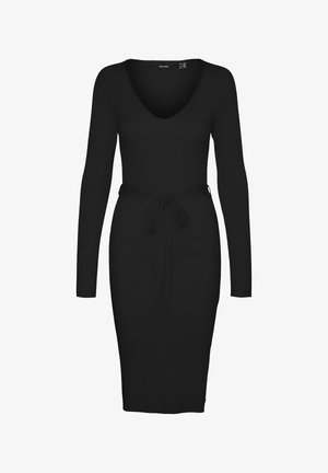 Must kudesükliga must kleit, sügava V-kaelusega, pikkade varrukatega ja vööga taljes. Kanga pind on pehme ja tekstureeritud, kleit istub keha lähedal.