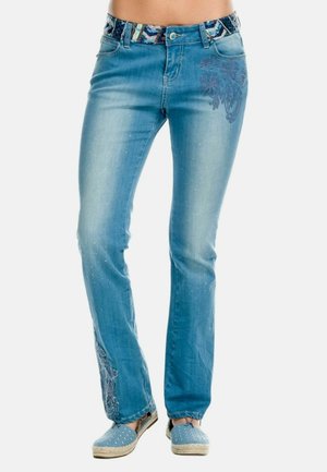 Hellblaue Jeans mit subtilen Glitzereffekten, floralem Stickmuster am linken Oberschenkel und einem gemusterten Bund.