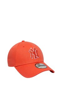 Gorra de béisbol naranja con visera curvada, que presenta un logo bordado de los New York Yankees en rojo y blanco en la parte frontal.
