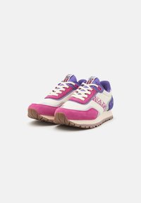Sneakers colorati con una miscela di camoscio viola e rosa, con una base color crema, suola in gomma e dettagli testurizzati. I lacci sono bianchi.