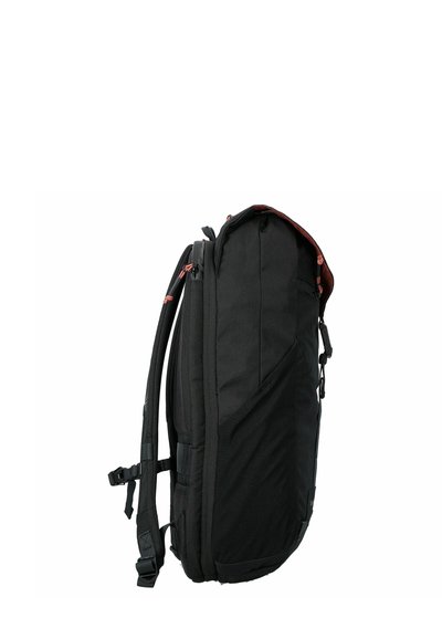 Mochila negra con una textura de tela suave, forma rectangular, correas ajustables, cierre con cremallera y acentos rojos en el interior.