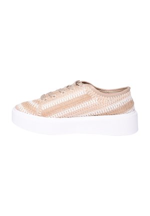 Sneaker beige intrecciati con strisce bianche, caratterizzati da una tomaia testurizzata, punta arrotondata e una suola piatta bianca spessa. Chiusura con lacci semplice.