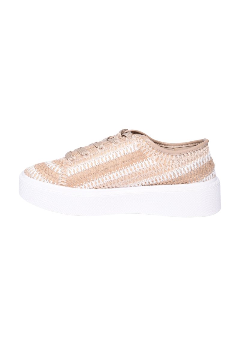 Sneaker beige intrecciati con strisce bianche, caratterizzati da una tomaia testurizzata, punta arrotondata e una suola piatta bianca spessa. Chiusura con lacci semplice.