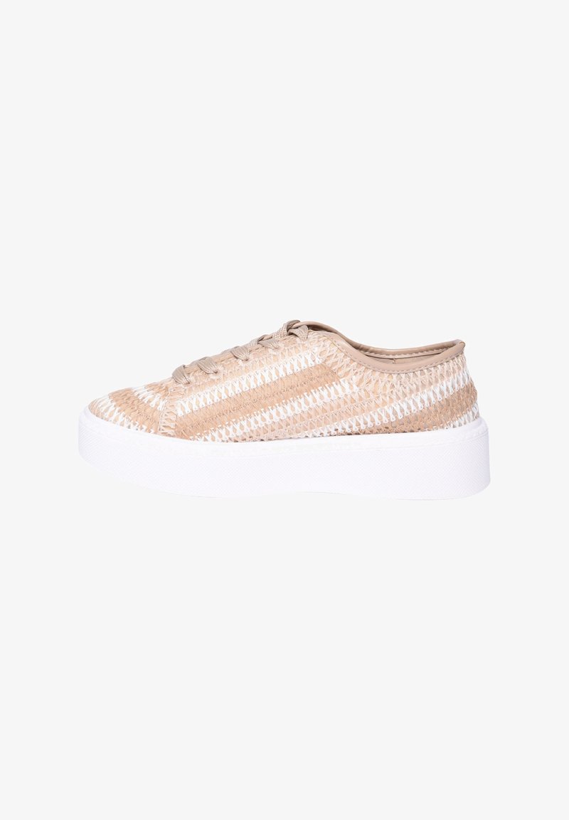 Sneaker beige intrecciati con strisce bianche, caratterizzati da una tomaia testurizzata, punta arrotondata e una suola piatta bianca spessa. Chiusura con lacci semplice.
