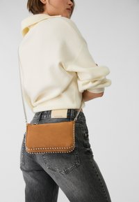 Stradivarius - BEADED - Cross body bag - camel Thumbnail Image 1