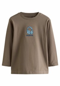 T-shirt marron à manches longues en coton. Présente des écouteurs bleus brodés et le texte "24/7EVER" en dessous du graphisme. Encolure côtelée.