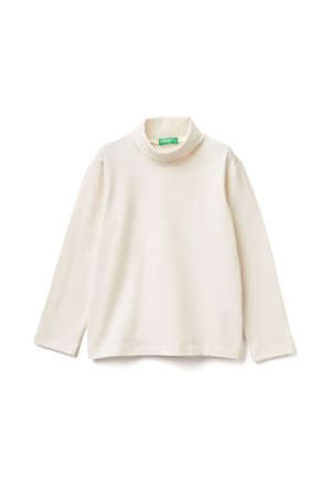 Jersey de cuello alto en suave tejido color crema, con mangas largas, un ajuste relajado y un pequeño detalle de logo en la parte delantera.
