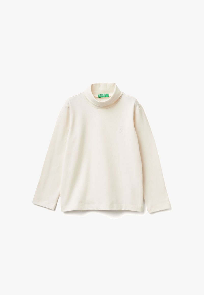 Svetr s vysokým límcem v měkké krémové látce, s dlouhými rukávy, uvolněným střihem a malým logem na přední straně.