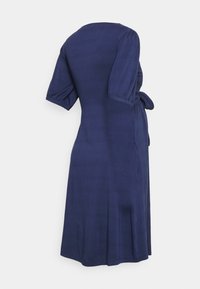 Vestido azul-marinho com uma textura suave, mangas curtas de balão, cintura ajustada com um detalhe de laço e saia rodada.