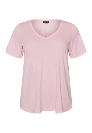 Svetloružové tričko s krátkym rukávom, výstrihom do V a voľným strihom s malou čiernou značkou na golieri.