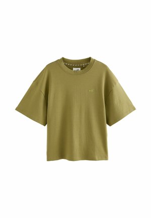 Oliven grøn kortærmet t-shirt lavet af blød bomuld. Den har en rund halsudskæring og et lille "self" logo broderet foran.