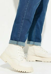 Ulla Popken RIVET DETAIL MOM - Vaqueros slim fit - blue denim