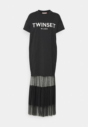 Zwarte korte mouw T-shirtjurk met de tekst "TWINSET MILANO" en een transparante zwarte geplooide kanten rok vastgemaakt aan de zoom.