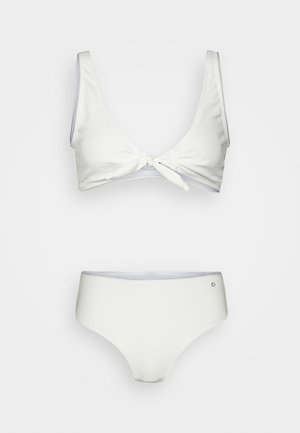 Conjunto de biquíni branco apresentando um bralette texturizado com um laço frontal e uma parte de baixo de biquíni alta correspondente com um pequeno detalhe de logotipo.