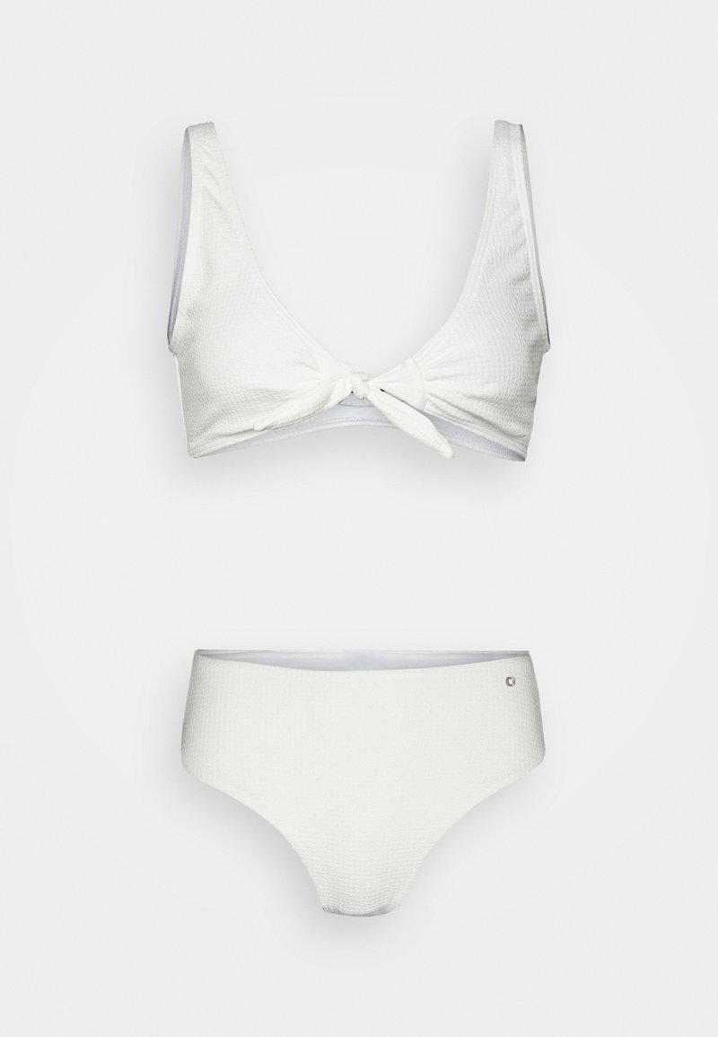 Conjunto de biquíni branco apresentando um bralette texturizado com um laço frontal e uma parte de baixo de biquíni alta correspondente com um pequeno detalhe de logotipo.