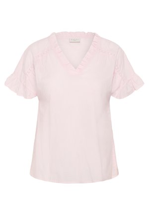 Blouse rose clair à manches courtes avec décolleté en V, bordure à volants sur le col et les manches, et détails subtils en dentelle sur les épaules et le haut des manches.
