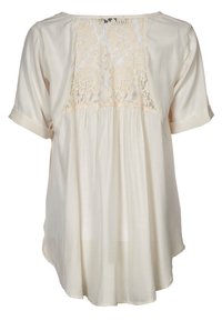 Krämfärgad blus med korta uppvikta ärmar, spetsbakpanel och veckad front. Mjukt tyg med en lös, flödande form.