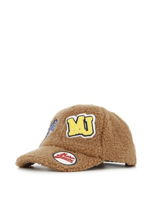 Bruine fleece baseballpet met een geel "MJ" patch aan de voorkant en een ronde patch met rode "Mush rooms" tekst op de klep.