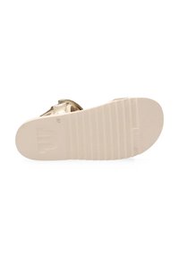 Gouden metallic sandaal met een gestructureerde band en een gladde, platte beige zool met horizontale groeven voor grip.