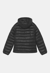 Svart pufferjacka med huva, vadderad design och blank yta. Passformen är avslappnad, med elastiska ärmslut och rak nederkant.