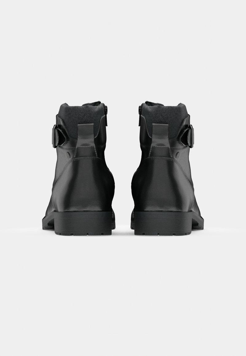 Stivaletti neri realizzati in pelle liscia, con una parte superiore in tessuto, dettagli con fibbia laterale e suola in gomma testurizzata, visti da dietro.
